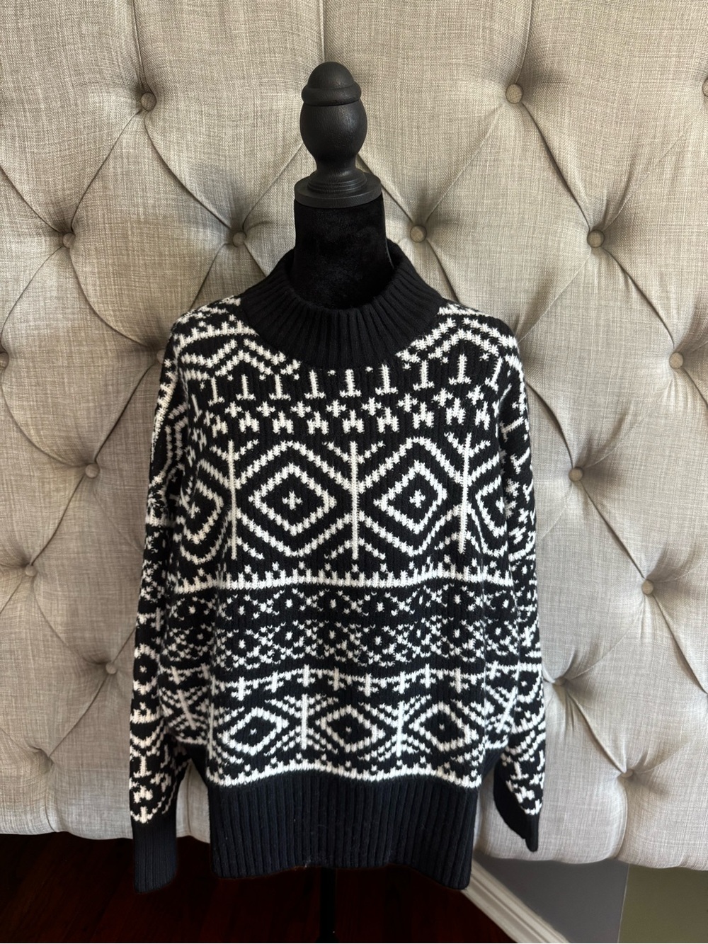 Old Navy Black & White Geometric Knit Crewneck Sweater